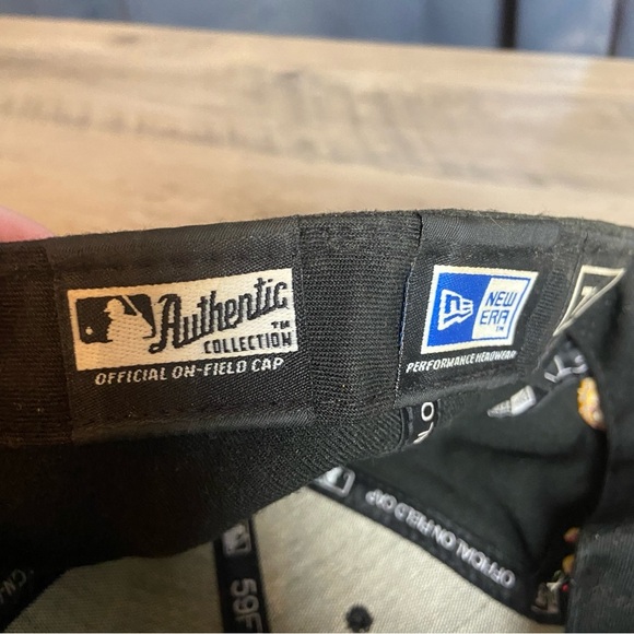 New Era Black and Red Cap with Yellow Pittsburgh Pirates 7 3/8 Size MLB‎ Hat - Picture 7 of 12